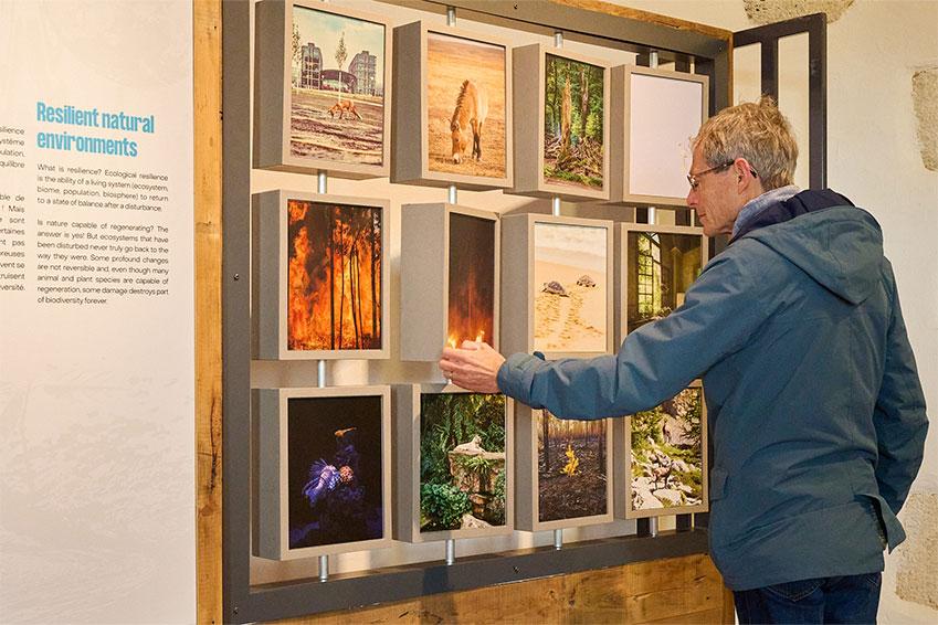 visiteur touchant un objet d&#039;exposition