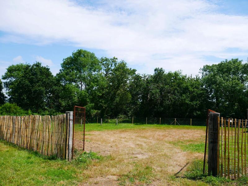 Le Paddock est un lieu clôturé et enherbé