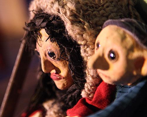 Deux marionnettes du petit théâtre du collectif