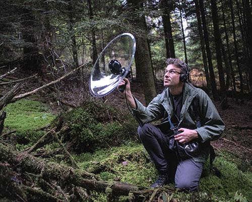 Marc Namblard dans la forêt avec son matériel pour capter le son