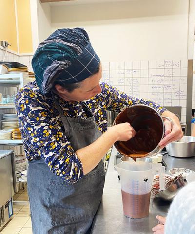 La cuisinière en train de préparer un gâteau au chocolat et aux pois-chiches