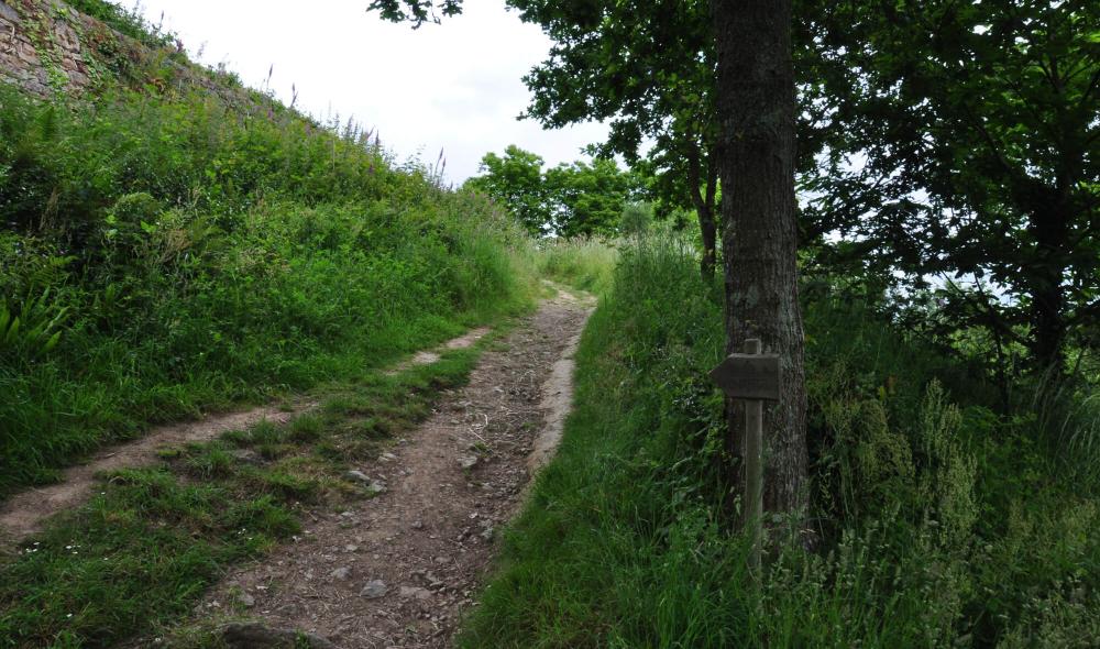 L'accès à Sous la tour se fait par un chemin étroit en pente et rocailleux