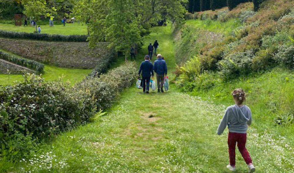 L'accès aux Poiriers se fait par un chemin en pente enherbé pouvant être glissant