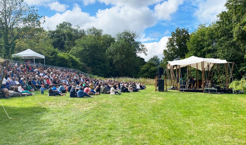 Le kiosk avec public lors d'un concert