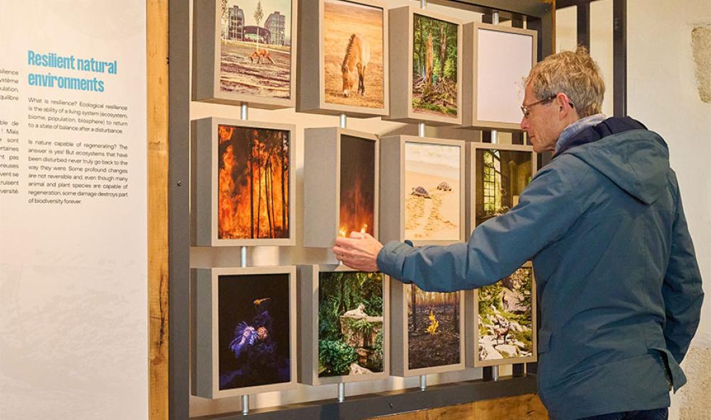 visiteur touchant un objet d&#039;exposition